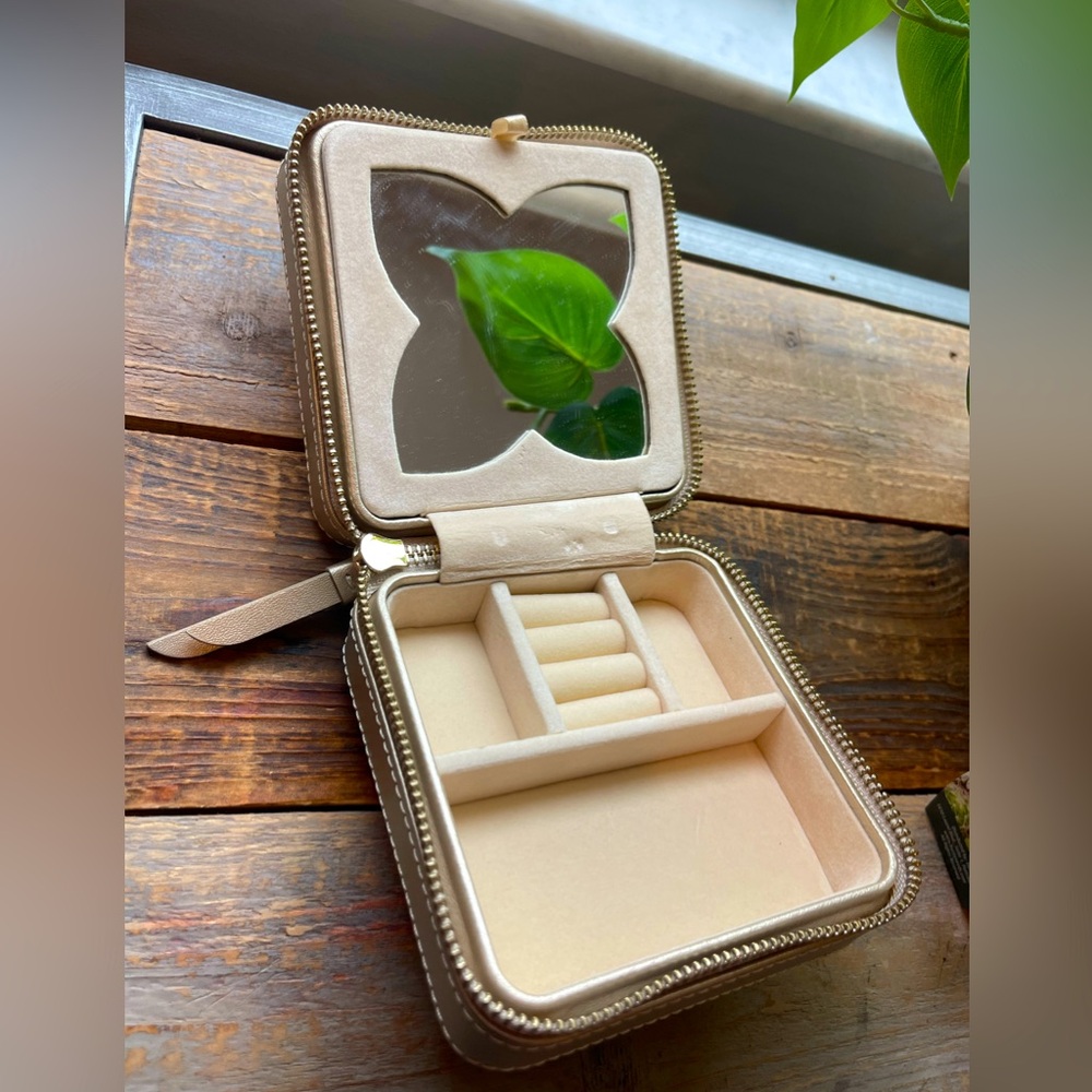 WOLF Lux Travel Jewelry Zip Case 
ORIGINALLY BOUGHT FOR $160